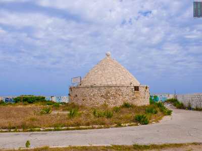A suggerirci la presenza del lido � un vero e proprio trullo che si fa spazio tra le sterpaglie di una grande aria incolta percorsa da un viottolo